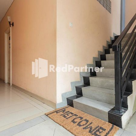 Star Hotel Jaksa Mitra Reddoorz Джакарта Экстерьер фото