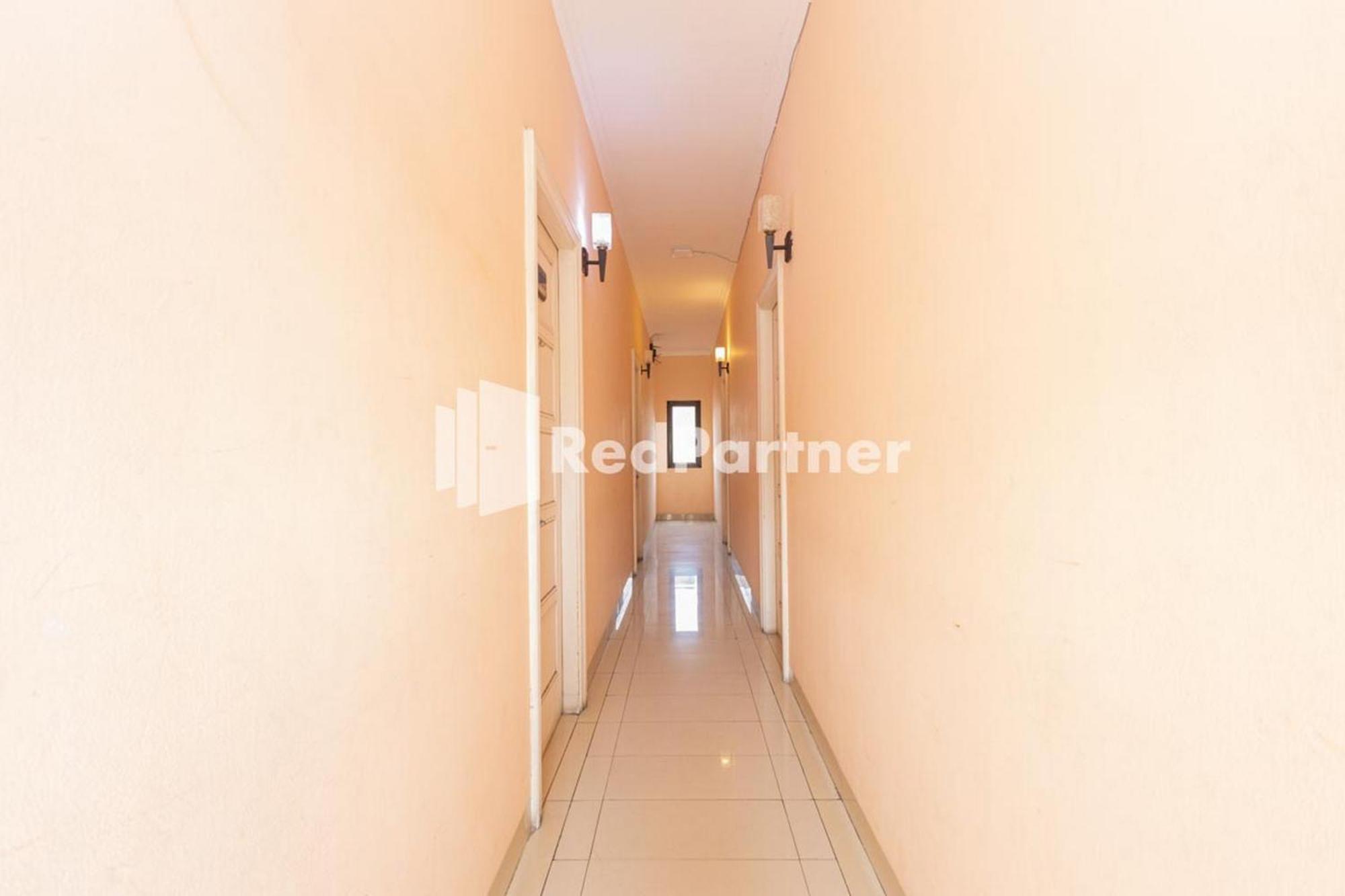 Star Hotel Jaksa Mitra Reddoorz Джакарта Экстерьер фото