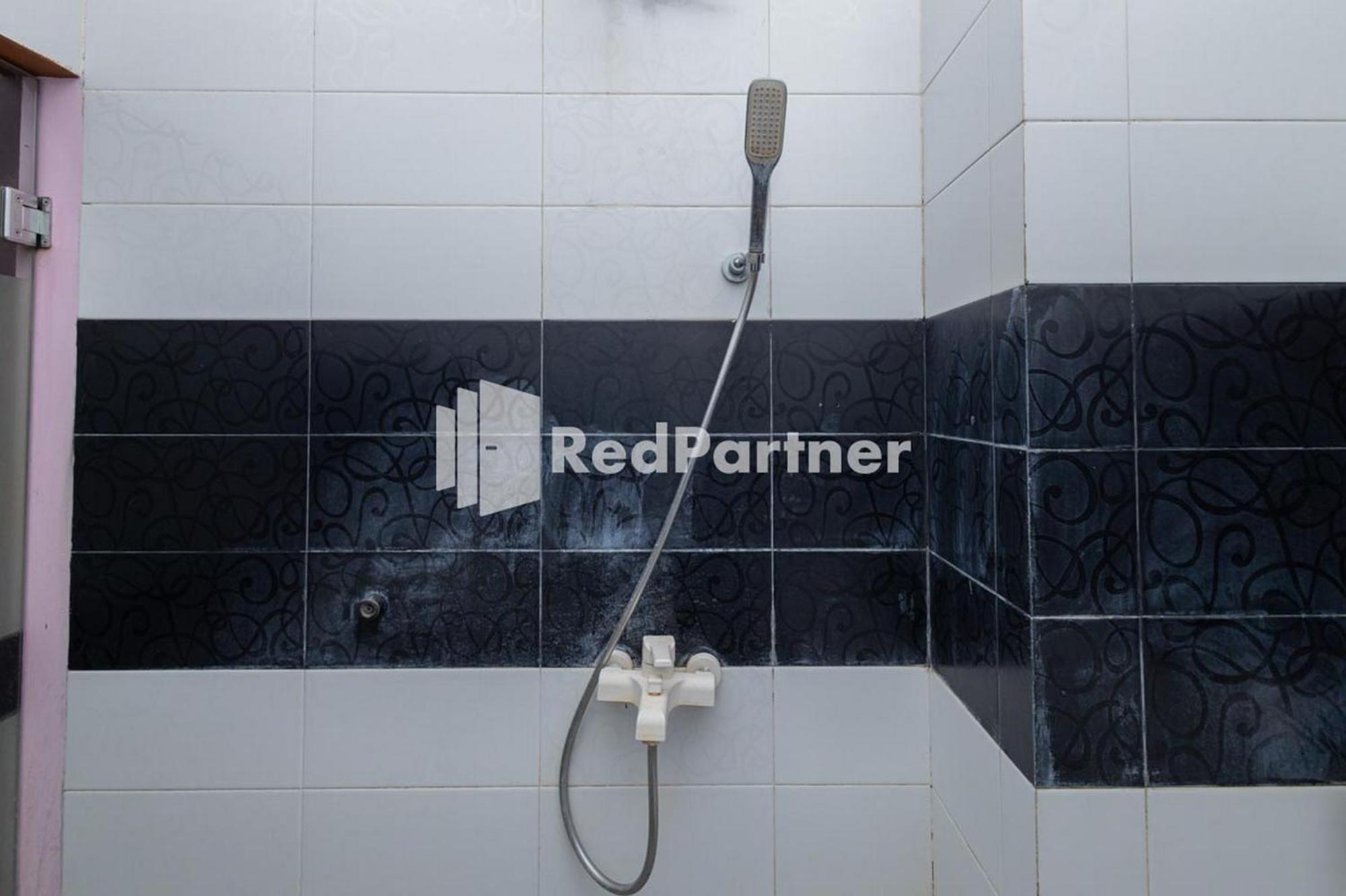 Star Hotel Jaksa Mitra Reddoorz Джакарта Экстерьер фото