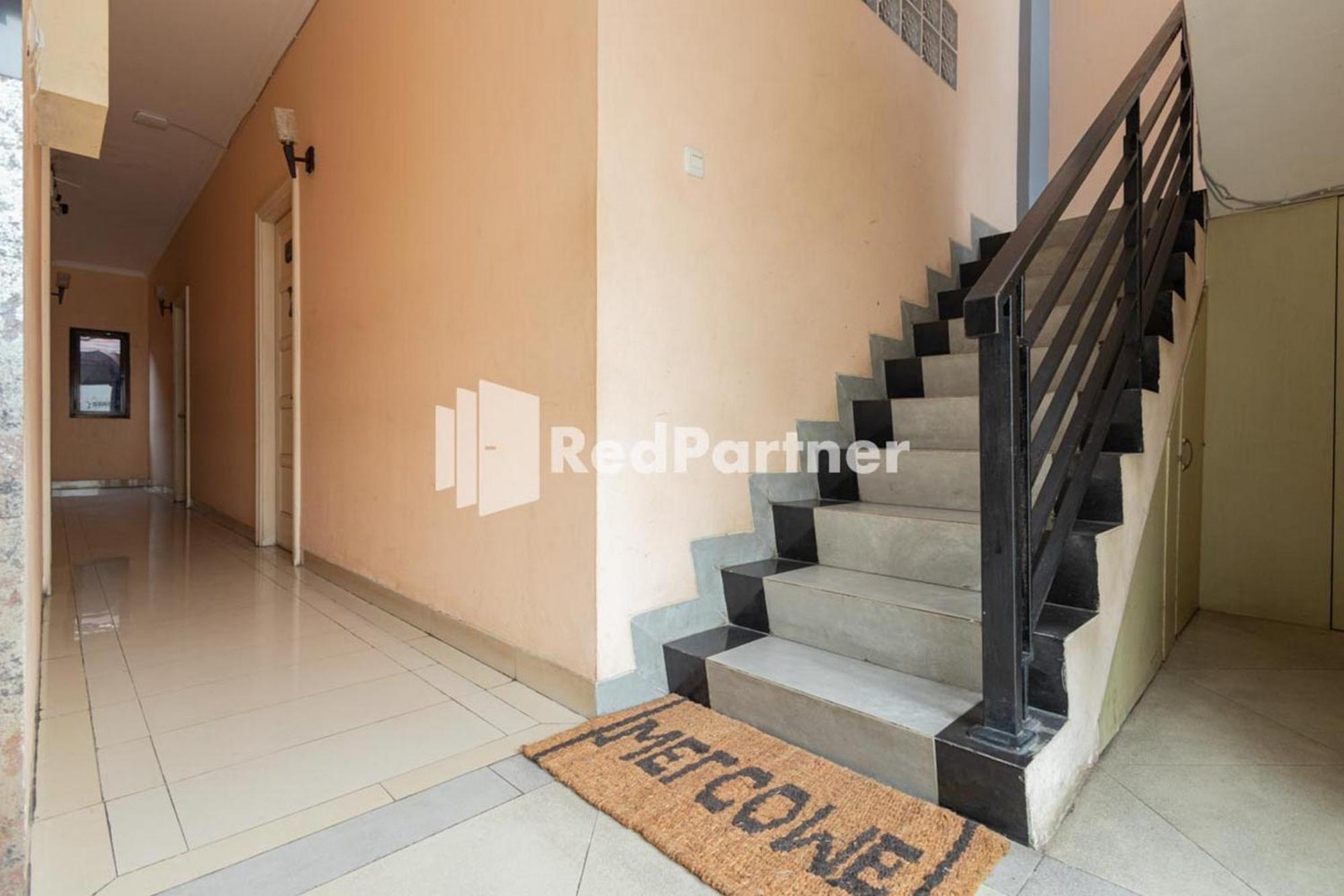 Star Hotel Jaksa Mitra Reddoorz Джакарта Экстерьер фото