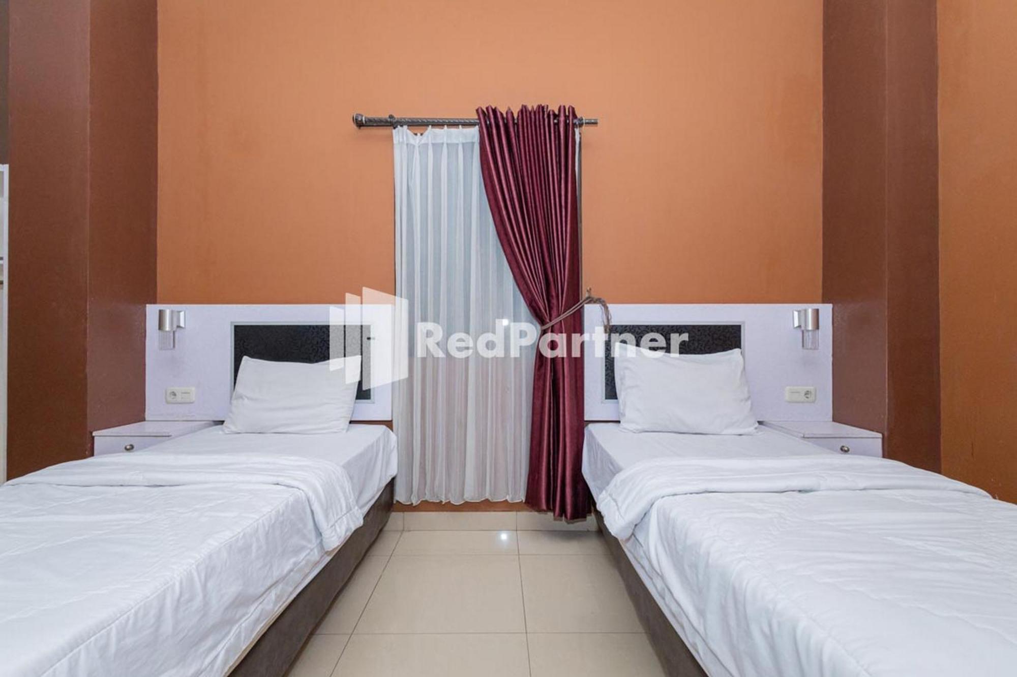 Star Hotel Jaksa Mitra Reddoorz Джакарта Экстерьер фото