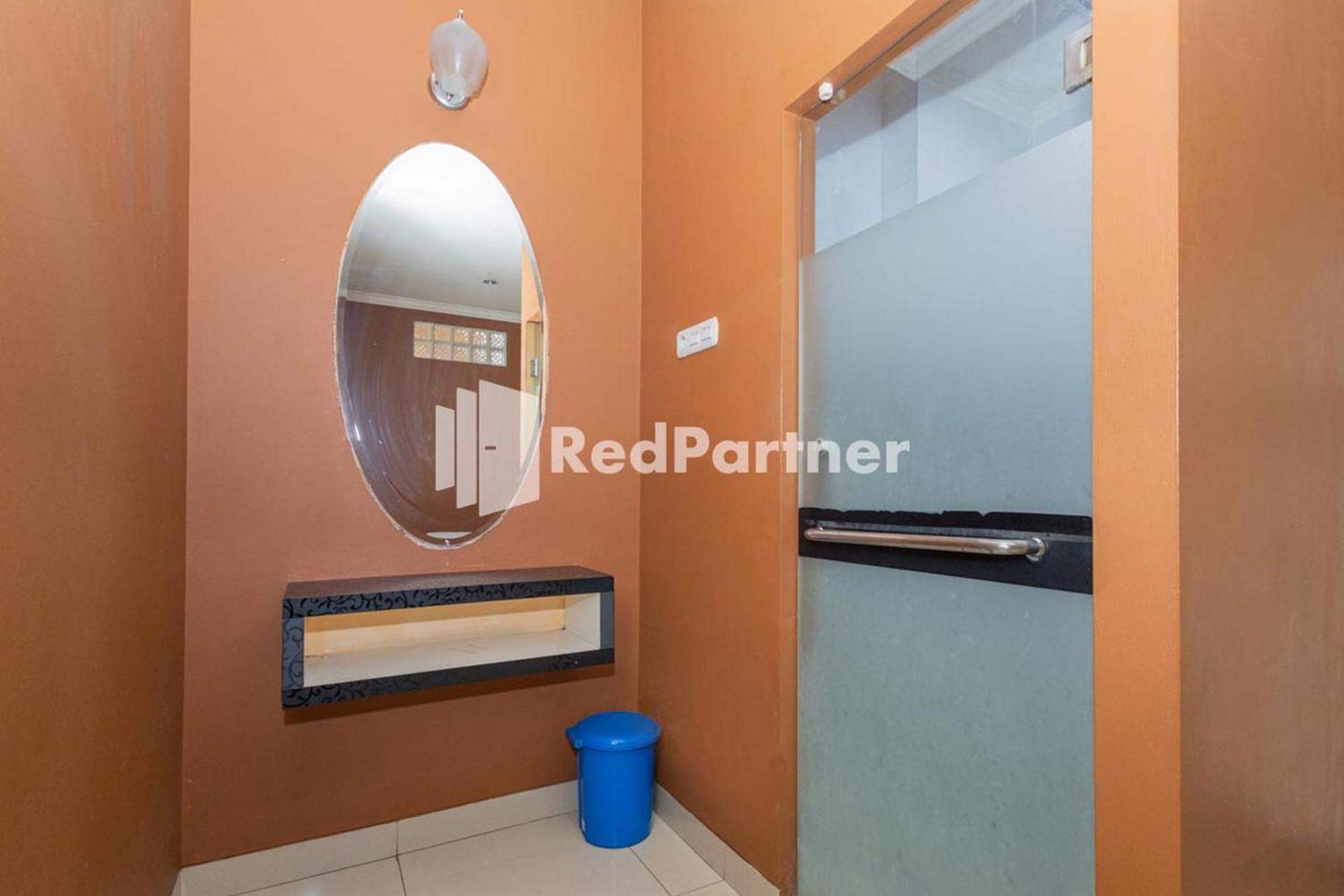Star Hotel Jaksa Mitra Reddoorz Джакарта Экстерьер фото