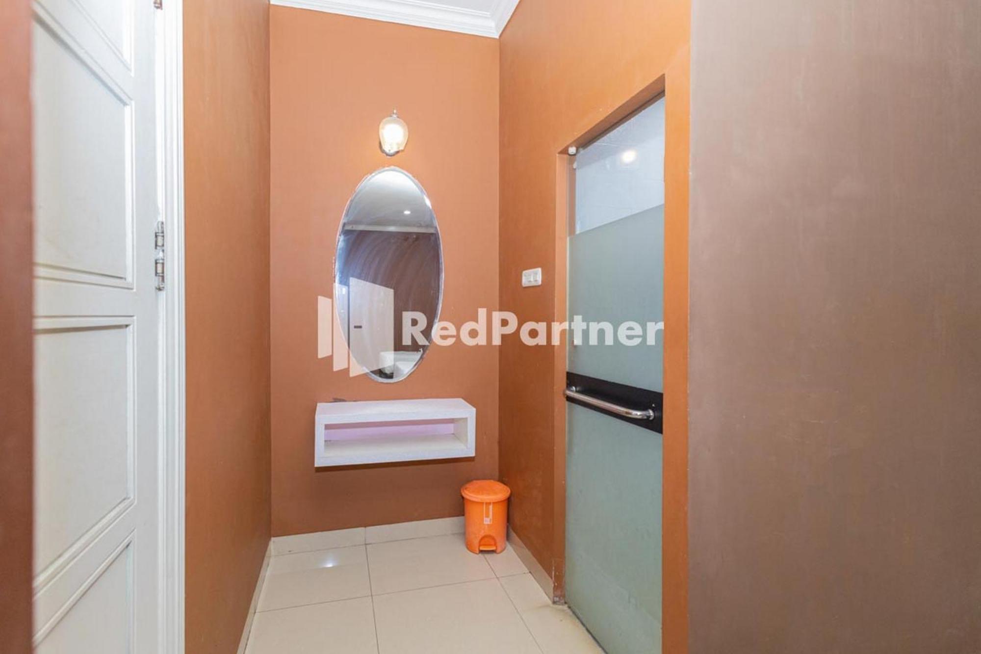Star Hotel Jaksa Mitra Reddoorz Джакарта Экстерьер фото