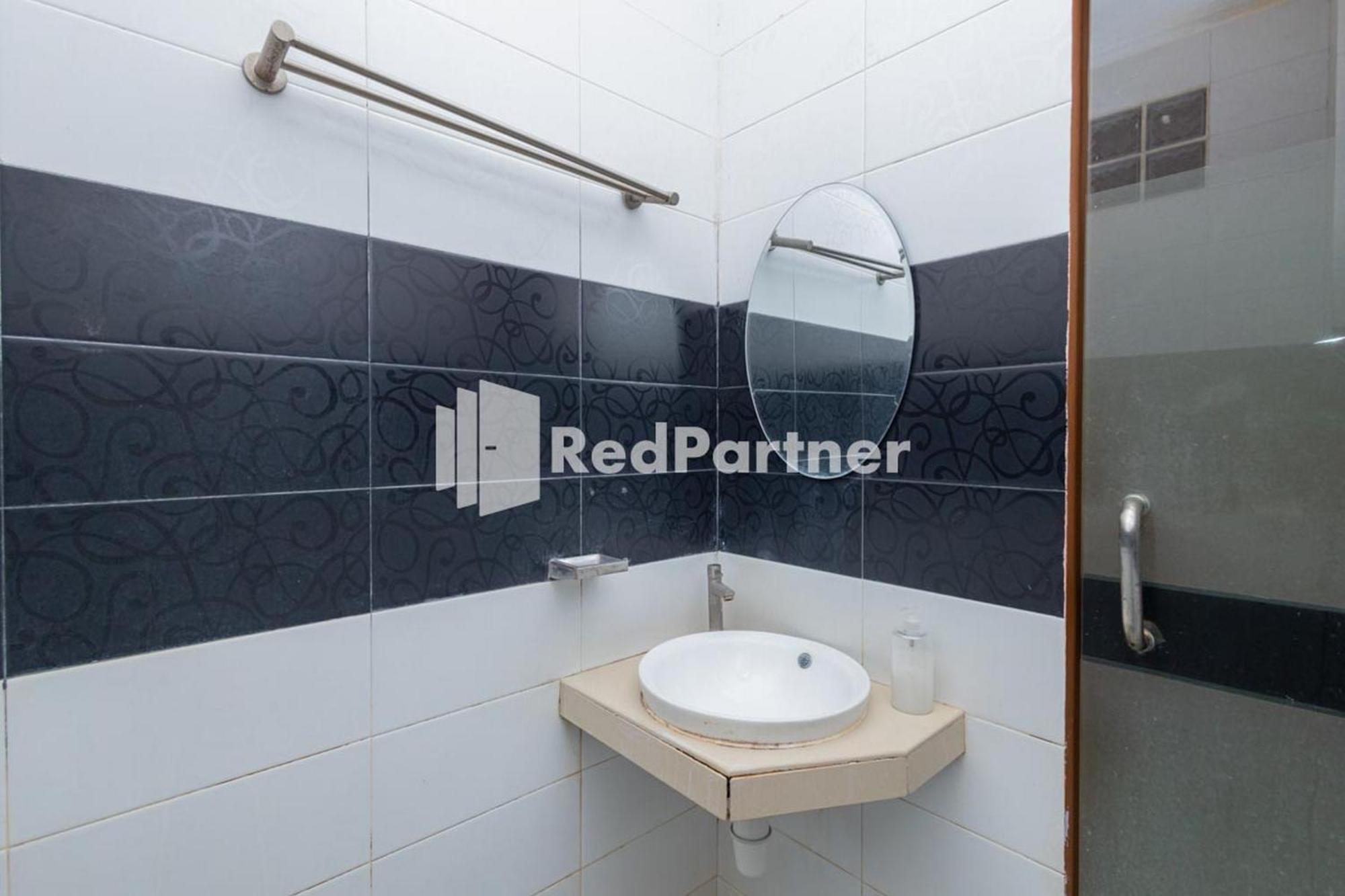 Star Hotel Jaksa Mitra Reddoorz Джакарта Экстерьер фото