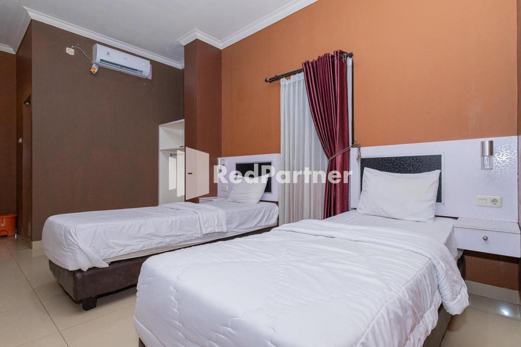 Star Hotel Jaksa Mitra Reddoorz Джакарта Экстерьер фото