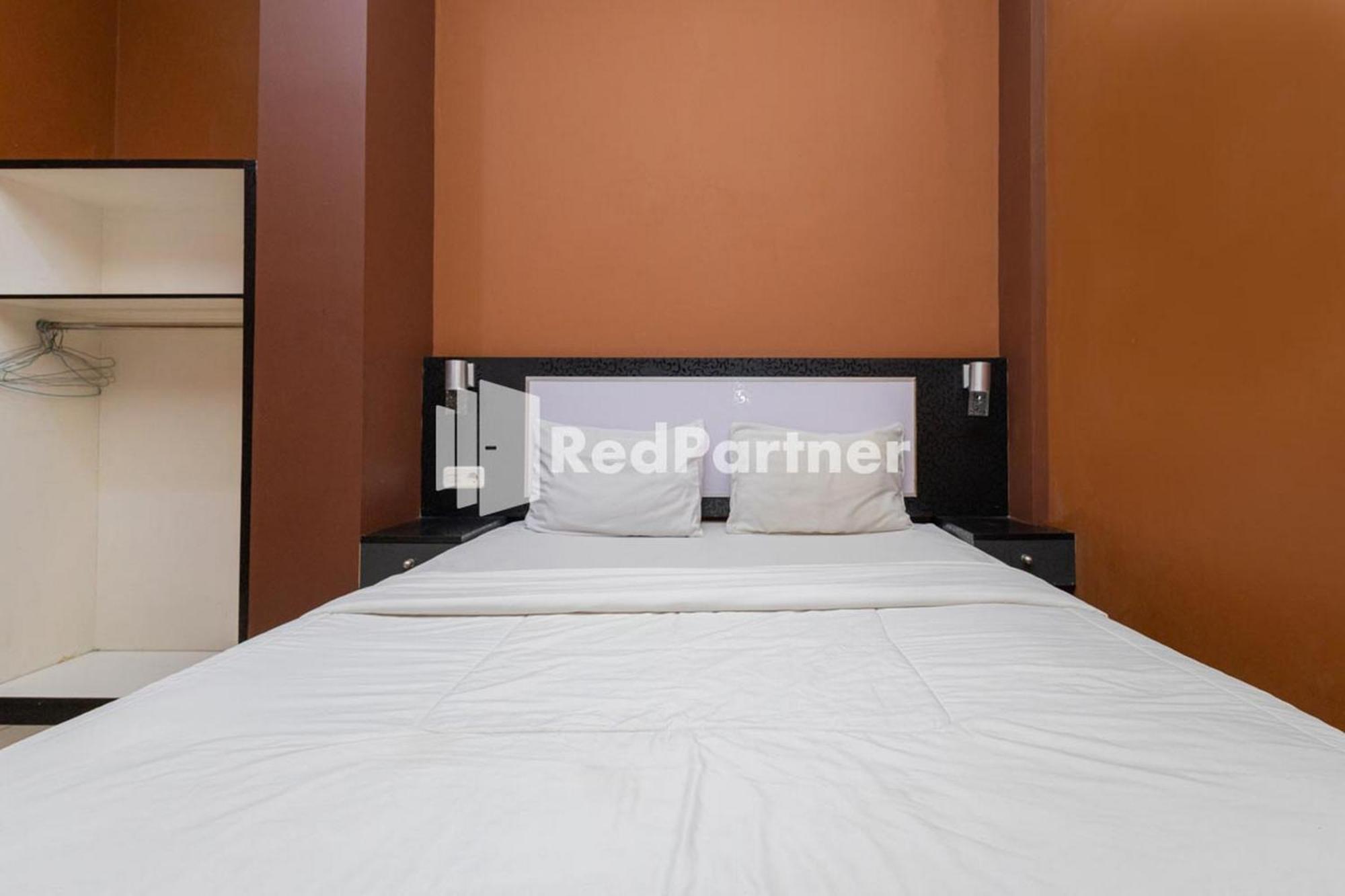 Star Hotel Jaksa Mitra Reddoorz Джакарта Экстерьер фото